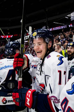 Linköpings spelare med Henrik Törnqvist (m) jublar