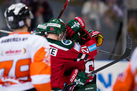 Frölundas Oliwer Fjellström jublar och omfamnas av Victor