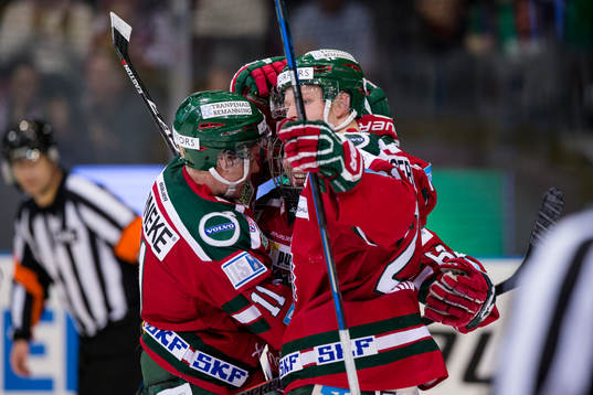 Frölundas Oliwer Fjellström jublar och omfamnas av Victor
