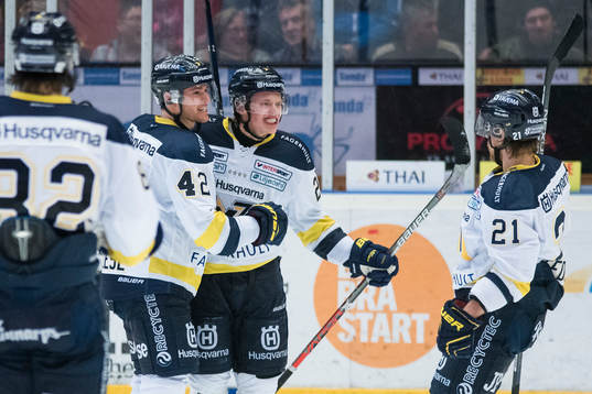 s Dylan Reese, Lawrence Pilut och Mattias Tedenby jublar