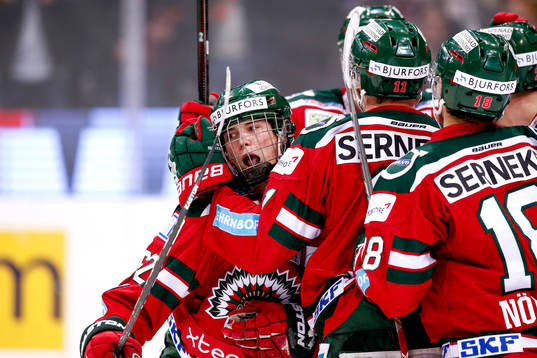 Frölundas Oliwer Fjellström kramas om