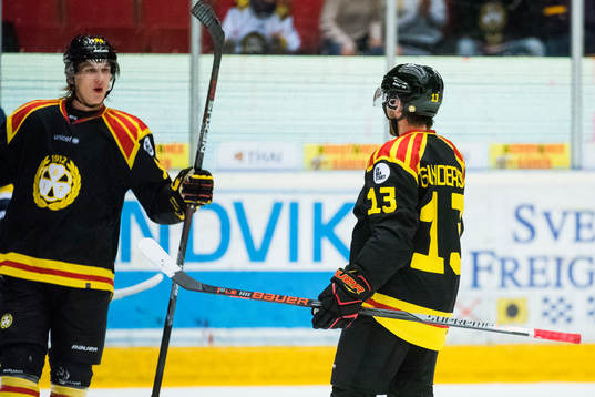 Brynäs Oskar Lindblom och Ryan Gunderson jublar