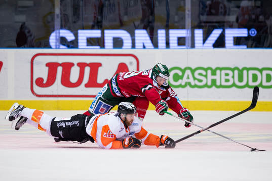 Karlskronas Mattias Guter slänger sig i kamp om pucken med