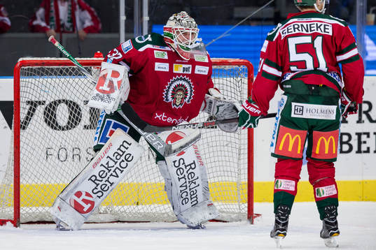 Frölundas målvakt Johan Gustafsson jublar
