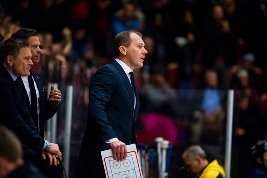 s tränare Johan Lindbom deppar