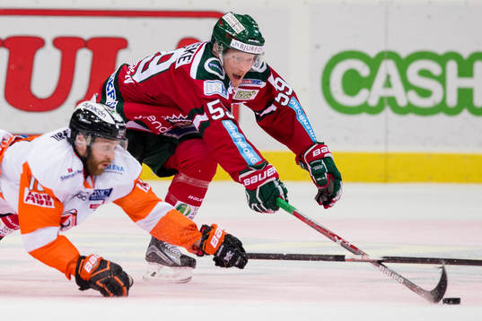 Karlskronas Mattias Guter slänger sig i kamp om pucken med