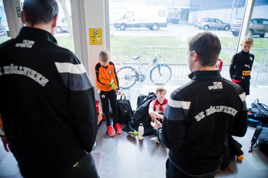 BK Höllvikens ungdomsledare  instruerar sina spelare