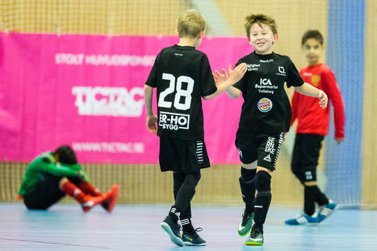 Spelare i Limhamn Bunkeflo jublar