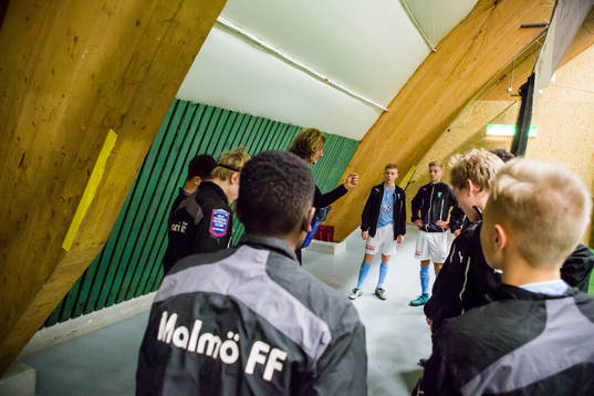 Malmö FF;s ungdomsledare  instruerar sina spelare