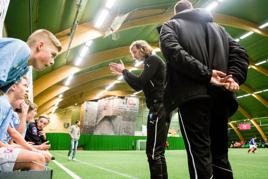 Malmö FF;s ungdomsledare  instruerar sina spelare