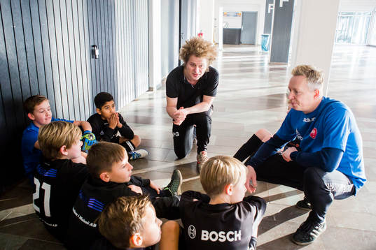 Ungdomsledare  i LB07 instruerar sina spelare