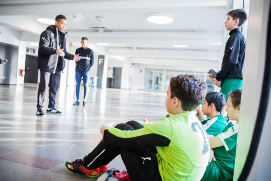 Ungdomsledare  i BK Olympic instruerar sina spelare