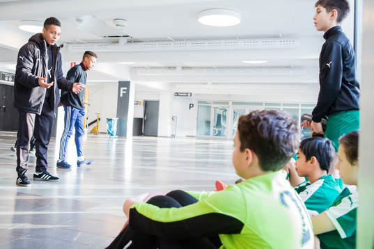 Ungdomsledare  i BK Olympic instruerar sina spelare