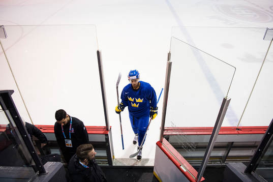 Oliver Kylington lämnar Sveriges ishockeylandslags träning