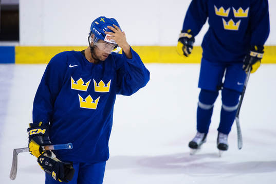 Oliver Kylington på Sveriges ishockeylandslags träning