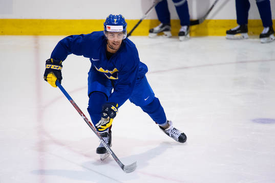 Oliver Kylington på Sveriges ishockeylandslags träning