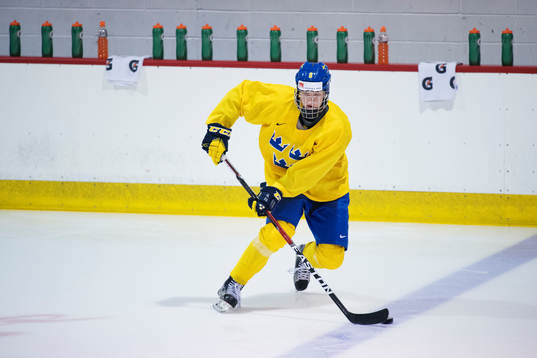Rasmus Dahlin på Sveriges ishockeylandslags träning