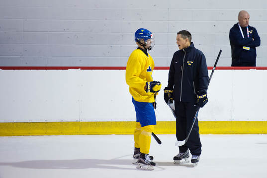 Rasmus Dahlin i samtal med förbundskapten Tomas Montén