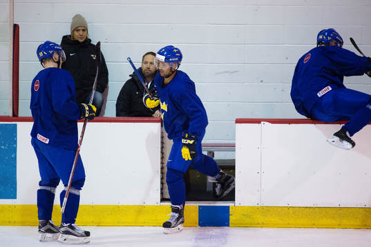 Oliver Kylington på Sveriges ishockeylandslags träning