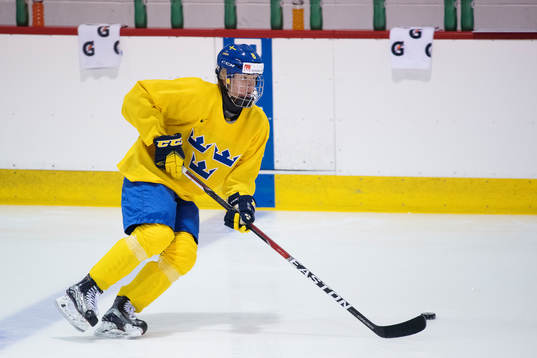 Rasmus Dahlin på Sveriges ishockeylandslags träning