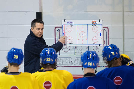 Förbundskapten Tomas Montén har en genomgång på