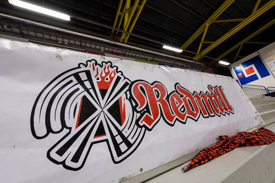 En banderoll med texten Redmil