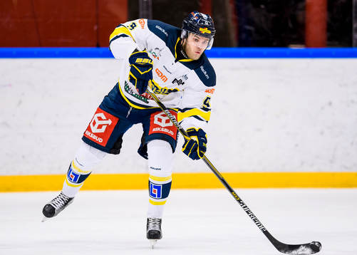 Sundsvalls Tim Frölander med pucken