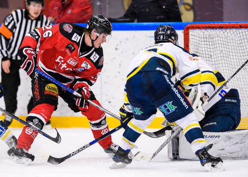 Piteås Emil Wrenman är framme och hotar framför