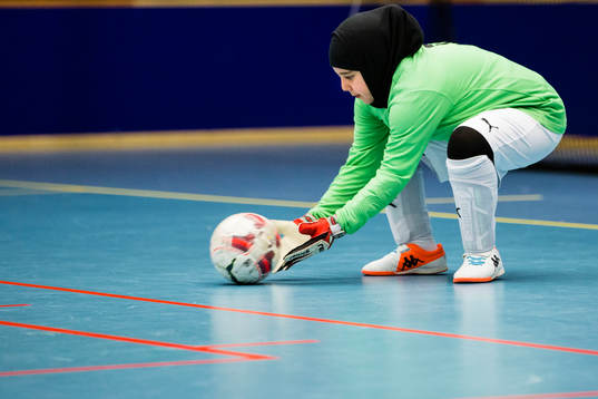 FC Rosengårds målvakt plockar upp bollen