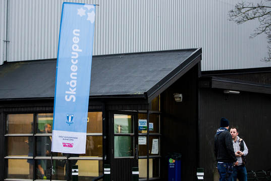 Flagga med texten Skånecupen utanför en av hallarna
