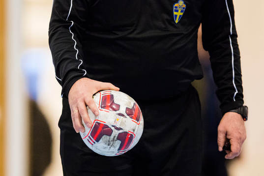 Domare håller i en fotboll