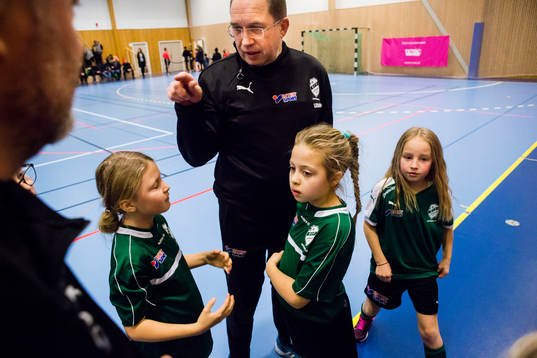 Uppåkras ungdomsledare instruerar sina spelare