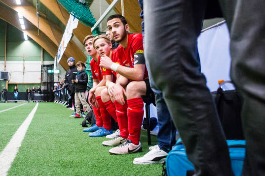 Spelare tittar på match från bänken
