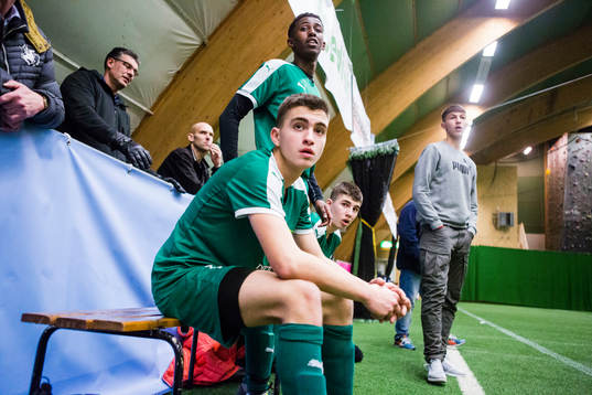 Uppåkras spelare följer matchen från bänken
