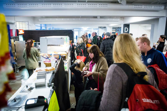 Folk står i kö till kiosken