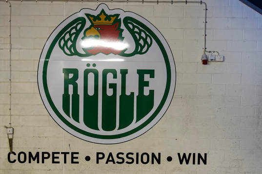 Rögles klubbemblem på en vägg