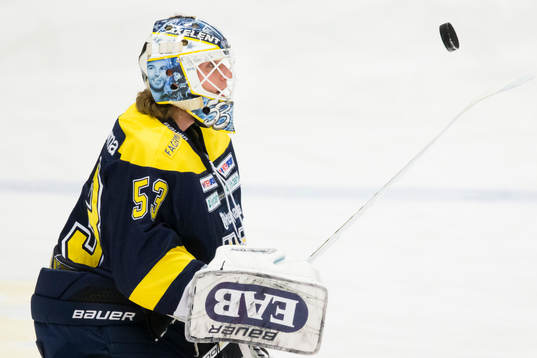 s målvakt Fredrik Pettersson-Wentzel värmer upp
