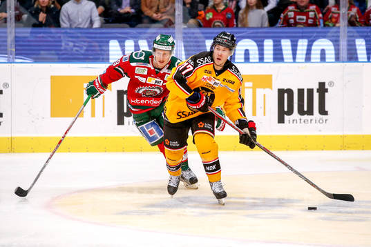 Frölundas Simon Hjalmarsson och Luleås Andreas Falk