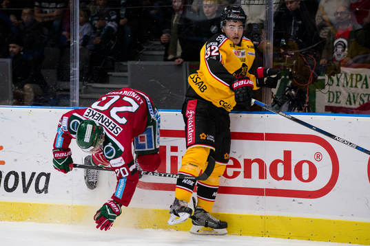 Frölundas Joel Lundqvist missar tackling mot Luleås Oscar