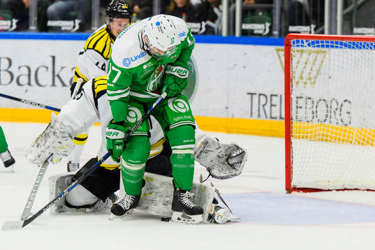 Rögles Taylor Matson oroar framför Brynäs målvakt David