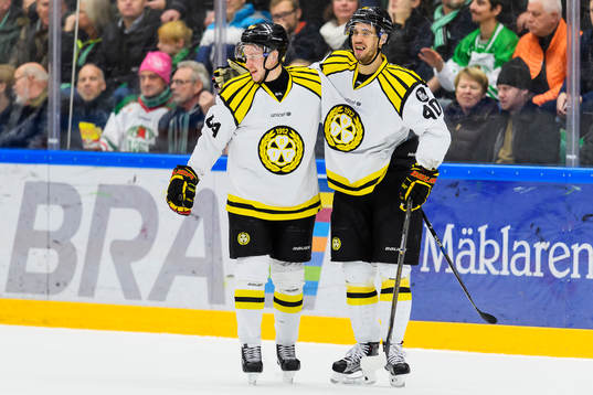 Brynäs Jonathan Pudas och Jesper Jensen jublar
