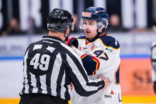 Linjedomare Ludvig Lundgren och  Djurgårdens Linus