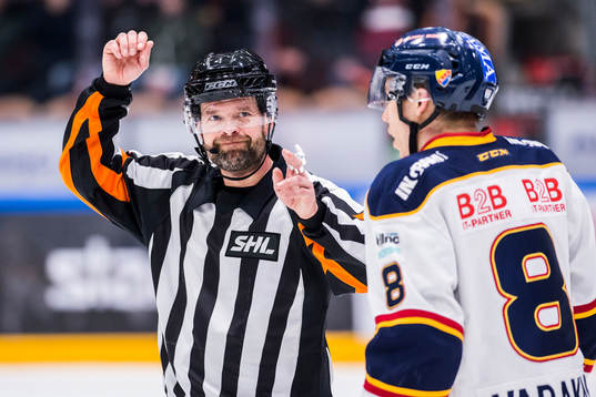 Domare Patrik Sjöberg och Djurgårdens Ville Varakas