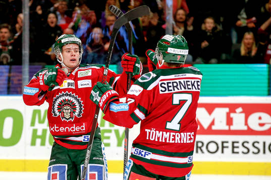 Frölundas Victor Olofsson och Henrik Tömmernes jublar