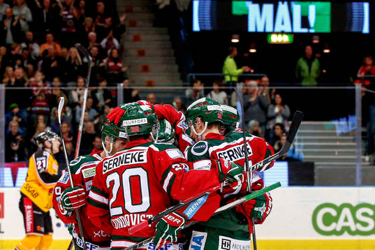 Frölundas Henrik Tömmernes jublar med lagkamrater