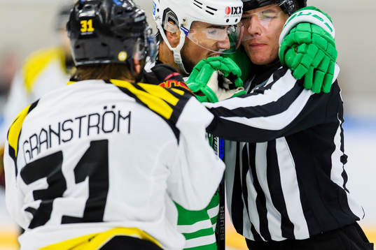 Rögles Alen Bibic och Brynäs Jonathan Granström brottas