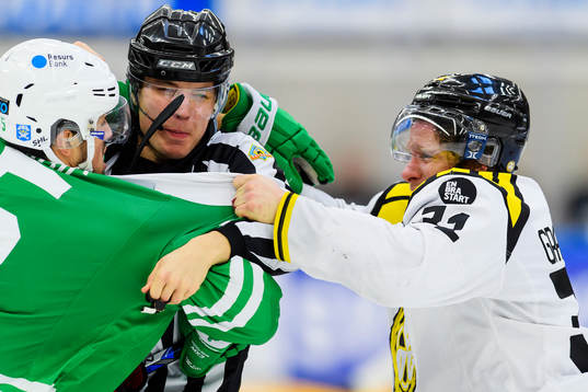 Rögles Alen Bibic och Brynäs Jonathan Granström brottas