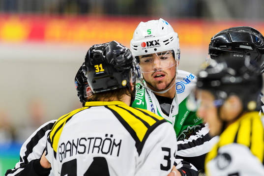 Rögles Alen Bibic och Brynäs Jonathan Granström brottas