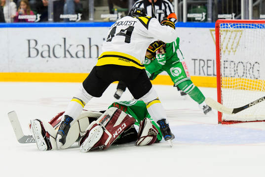 Brynäs Jacob Blomqvist oroar framför Rögles målvakt