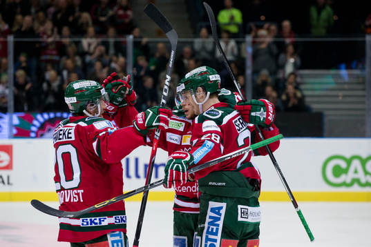 Frölundas Henrik Tömmernes jublar och omfamnas av Joel